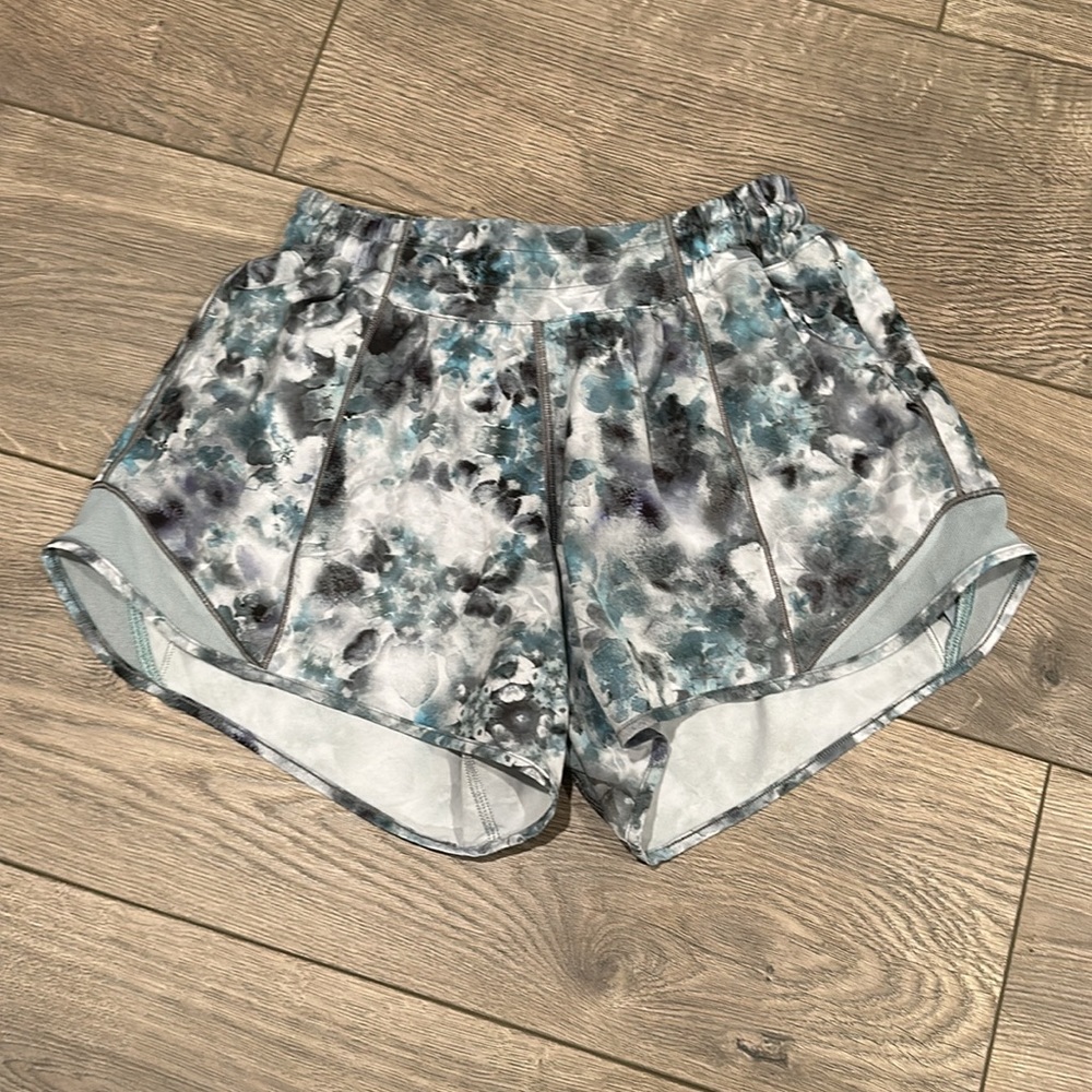 Lululemon Hotty Hot Low-Rise Lined Short 4”